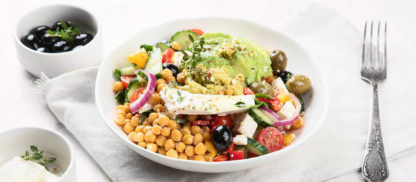 панорамный вид на салат с горохом, фета и авокадо, концепция здорового питания
