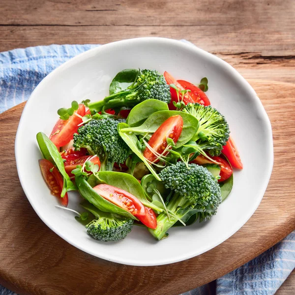 Schüssel Mit Appetitlichen Gemüsesalat Mit Brokkoli Und Tomaten — Stockfoto