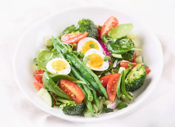 Vista Ángulo Alto Ensalada Verduras Frescas Con Huevos Judías Verdes —  Fotos de Stock