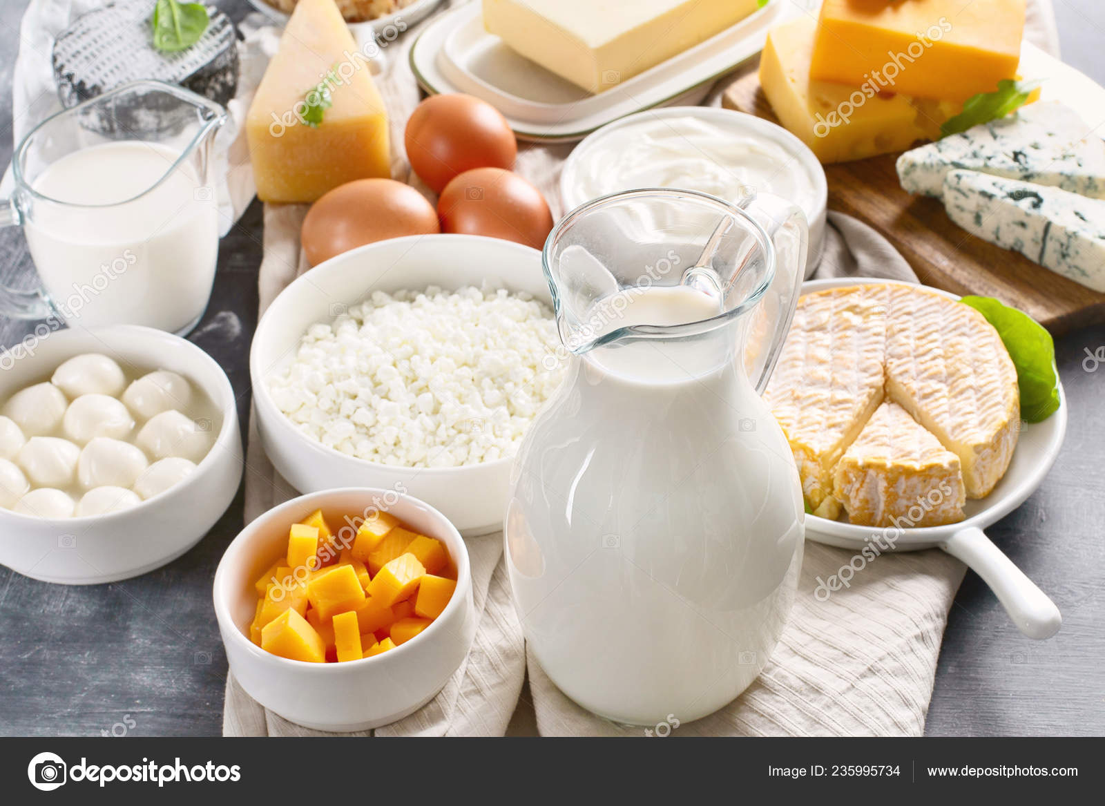 Meieriprodukter Melk Ost Rømme Cottage Cheese Yoghurt Smør Mørk Bakgrunn –  stockfoto © bit245 #235995734, image size:1600x1167