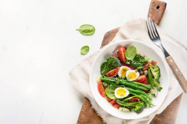 Tabak taze sebze salatası yumurta, fasulye, brokoli, domates ile.