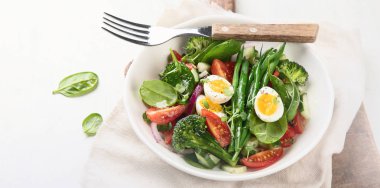 Tabak taze sebze salatası yumurta, fasulye, brokoli, domates ile.