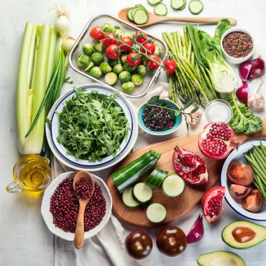 Mevsimlik vejetaryen ve vegan maddeler sağlıklı gıda arka plan yemek.