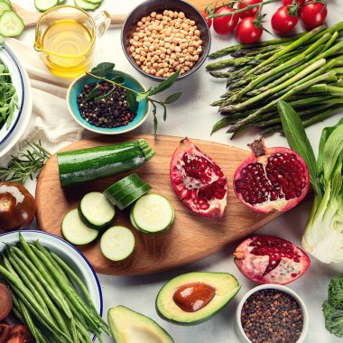 Mevsimlik vejetaryen ve vegan maddeler sağlıklı gıda arka plan yemek.