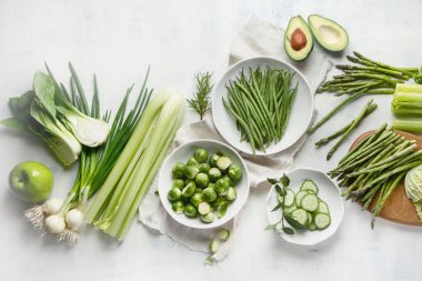 Yeşil sebzeler sağlıklı vejetaryen ve vegan diyet için seramik plakalar.