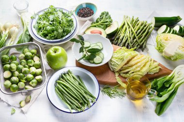 Yeşil sebzeler sağlıklı vejetaryen ve vegan diyet için seramik plakalar.