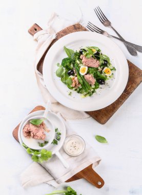 Tabak salata sebze, yumurta ve ton balığı, üstten görünüm.