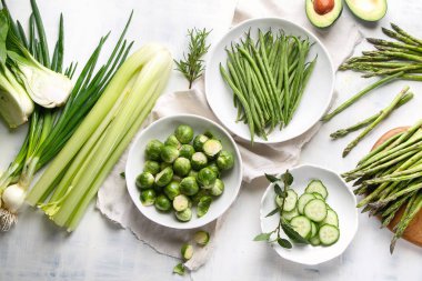 Yeşil sebzeler sağlıklı vejetaryen ve vegan diyet, en iyi görünüm için seramik plakalar.