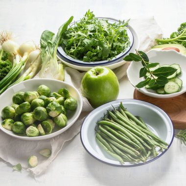Yeşil sebzeler sağlıklı vejetaryen ve vegan diyet için seramik plakalar.