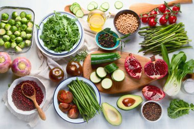 Mevsimlik vejetaryen ve vegan maddeler yemek sağlıklı gıda arka plan, üstten görünüm.