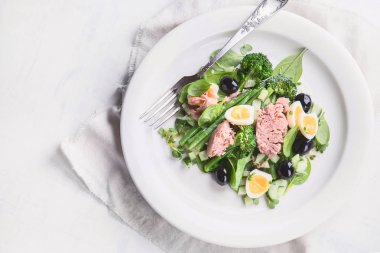 Tabak salata sebze, yumurta ve ton balığı, üstten görünüm.