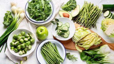 Yeşil sebzeler sağlıklı vejetaryen ve vegan diyet için seramik plakalar.
