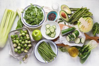 Yeşil sebzeler sağlıklı vejetaryen ve vegan diyet, en iyi görünüm için seramik plakalar.