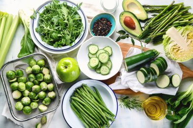 Yeşil sebzeler sağlıklı vejetaryen ve vegan diyet, en iyi görünüm için seramik plakalar.
