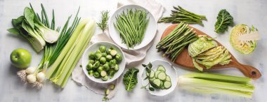 Yeşil sebzeler sağlıklı vejetaryen ve vegan diyet, en iyi görünüm için seramik plakalar.