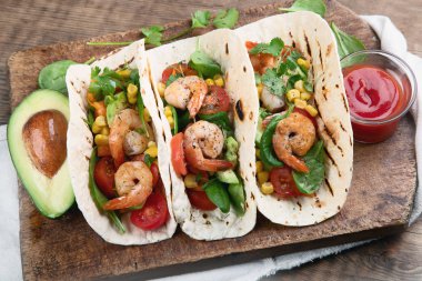 Karides ile Meksika tacos ve avokado, en iyi görünümü