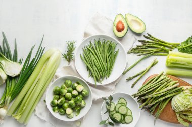 Yeşil sebzeler sağlıklı vejetaryen ve vegan diyet, en iyi görünüm için seramik plakalar.