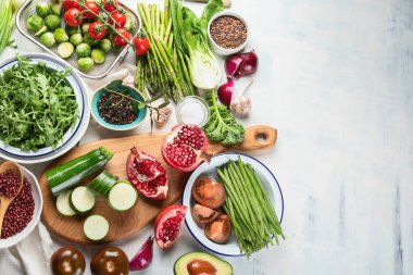 Mevsimlik vejetaryen ve vegan maddeler sağlıklı gıda arka plan yemek.