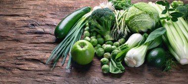 Ahşap masa, üstten görünüm taze yeşil sebze.