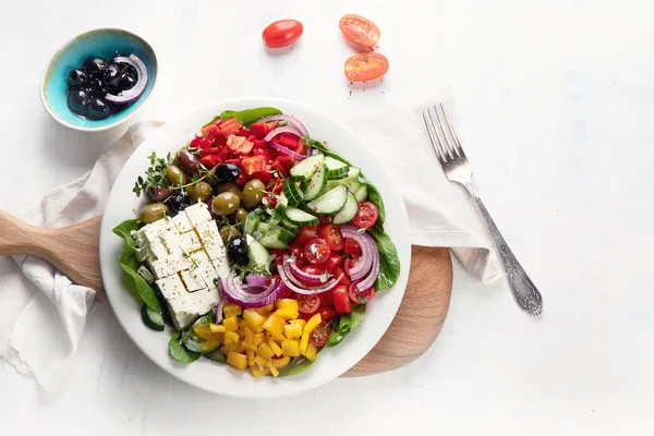 Gesunder Griechischer Salat Schüssel Auf Dem Tisch — Stockfoto