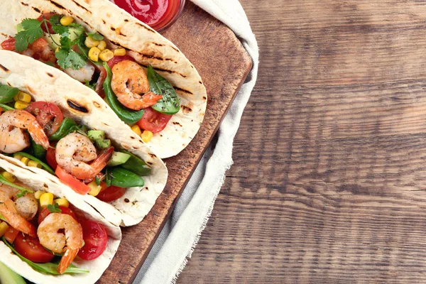 Karides ve avokado ile Meksika tacos.