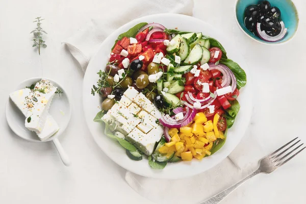 Gesunder Griechischer Salat Schüssel Auf Dem Tisch — Stockfoto