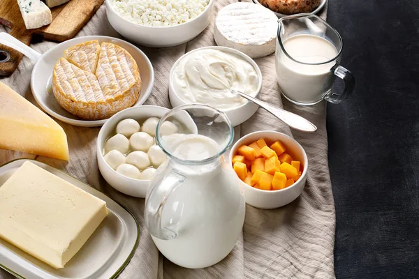 Zuivelproducten Melk Kaas Zure Room Kwark Yoghurt Boter Donkere Achtergrond — Stockfoto