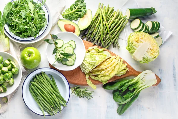 Yeşil Sebzeler Sağlıklı Vejetaryen Vegan Diyet Için Seramik Plakalar — Stok fotoğraf