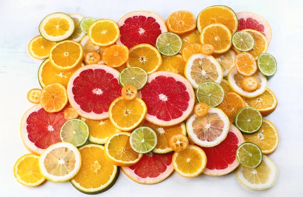 Verse Citrusvruchten Plakjes Kleurrijke Achtergrond — Stockfoto