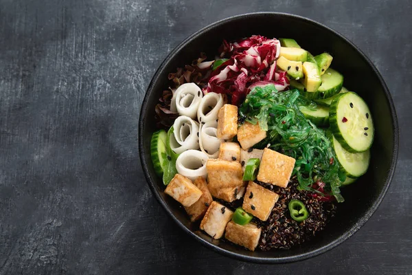 Cuenco Vegano Con Quinua Verduras Tofu Sobre Fondo Oscuro Vista —  Fotos de Stock