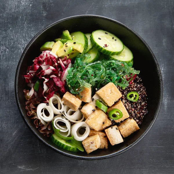 Cuenco Vegano Con Quinua Verduras Tofu Sobre Fondo Oscuro Vista —  Fotos de Stock