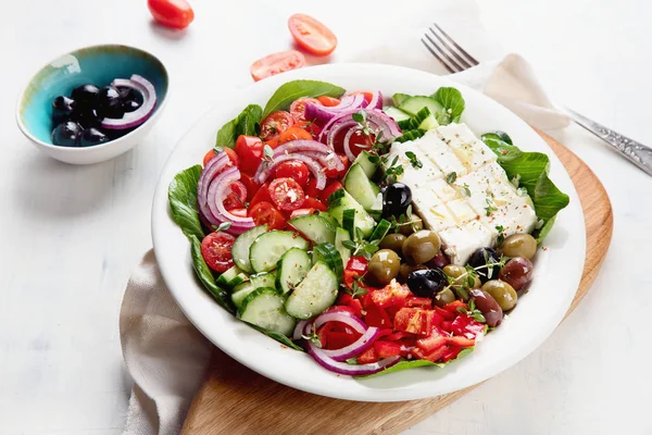 健康希腊沙拉在碗在木板在桌子上 — 图库照片