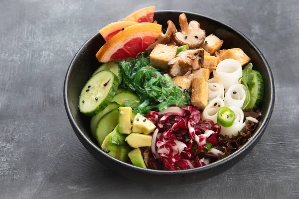 Cuenco Vegano Con Quinua Verduras Tofu Sobre Fondo Oscuro —  Fotos de Stock