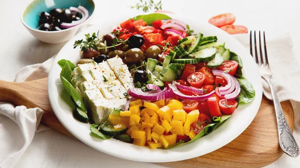 Kase Masada Ahşap Tahta Üzerinde Sağlıklı Yunan Salatası — Stok fotoğraf