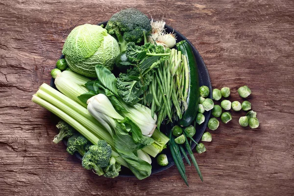 Friske Grønne Grønnsaker Trebord Sett Ovenfra – stockfoto