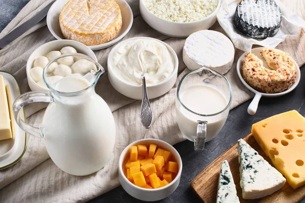 Produkty Mleczne Mleko Ser Śmietana Twaróg Jogurt Masło Ciemnym Tle — Zdjęcie stockowe