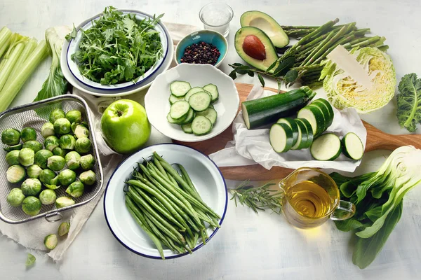 Yeşil Sebzeler Sağlıklı Vejetaryen Vegan Diyet Için Seramik Plakalar — Stok fotoğraf