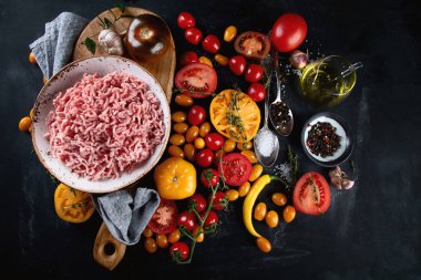 Yemek - maddeler kıyılmış et, domates ve baharat. Üstten görünüm, düz yatıyordu. Sağlıklı beslenme kavramı
