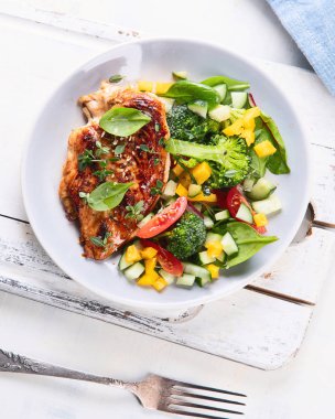 Sebzeli tavuk göğsü. Sağlıklı beslenme menüsü. Üstten görünüm, düz yatıyordu