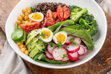 Healhty vegan yemek kase. Quinoa, brokoli, turp ve nohut salatası. 