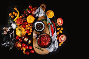 Malzemeler ile domates sosu. Üstten görünüm, düz kopya alanı ile yatıyordu