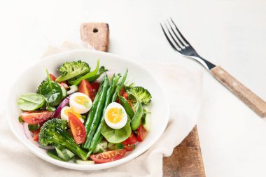 Sebze salatası yumurta, fasulye, brokoli, domates. Diyet menüsü. Sağlıklı beslenme