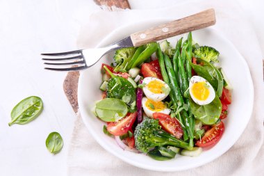 Sebze salatası yumurta, fasulye, brokoli, domates. Diyet menüsü. Sağlıklı beslenme