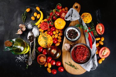 Malzemeler ile domates sosu. Üstten görünüm, düz yatıyordu 