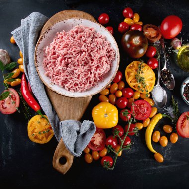 Yemek - maddeler kıyılmış et, domates ve baharat. Üstten görünüm, düz yatıyordu. Sağlıklı beslenme kavramı