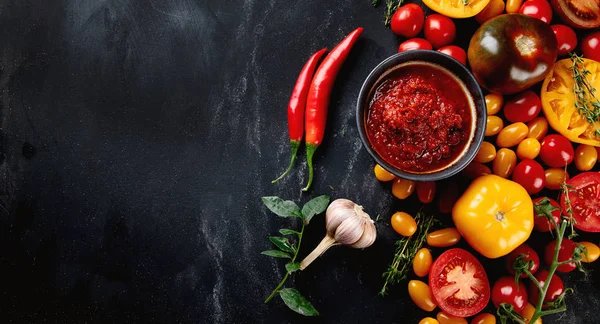 Tomatsås Med Ingredienser Ovanifrån Platt Låg Med Kopia Utrymme — Stockfoto