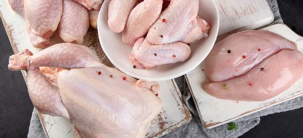 Verschillende Soorten Kippenvlees Zwarte Achtergrond Gezonde Voeding Eten Bovenaanzicht Panorama — Stockfoto