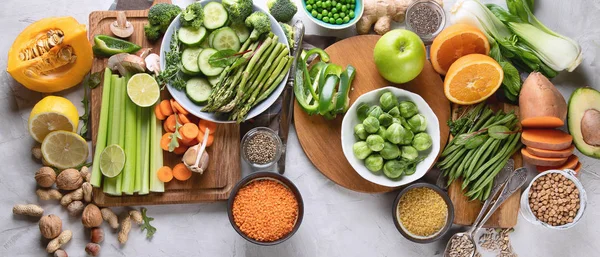 Frisches Gesundes Veganes Und Vegetarisches Essen Auf Grauem Hintergrund Ernährung — Stockfoto