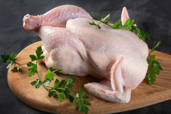 Frango Cru Inteiro Com Temperos Tábua Corte Madeira Sobre Fundo — Fotografia de Stock