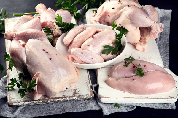 Olika Typer Kycklingkött Svart Bakgrund Hälsosam Kost Mat Ovanifrån — Stockfoto